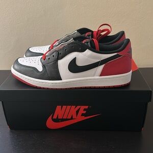 Air Jordan 1 low Black Toe.